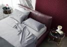 Doppelbett Soho aus bordeauxfarbenem Leder mit Bettlaken-Set Yoko - BertO